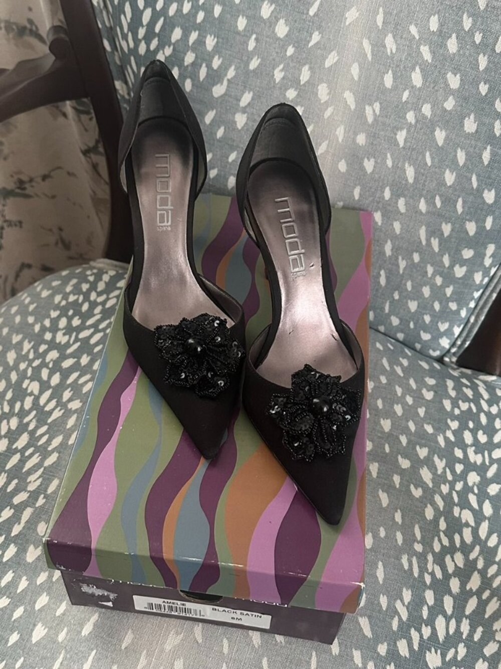 Moda Black Embellished Pointed-Toe Pumps – Size 6